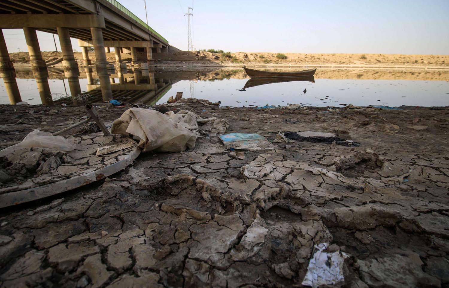 بقايا نهر يمر في قرية سيد دخيل قرب الناصرية جنوب العراق