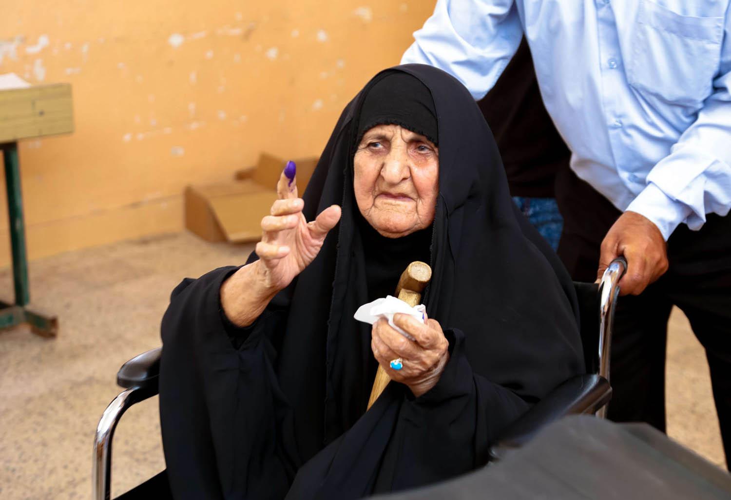 عراقية مسنة تلوح بأصبعها بعد تصويتها في الانتخابات الأخيرة