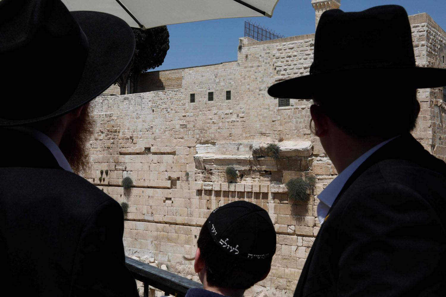 يهود ينظرون على حائط المبكى في القدس
