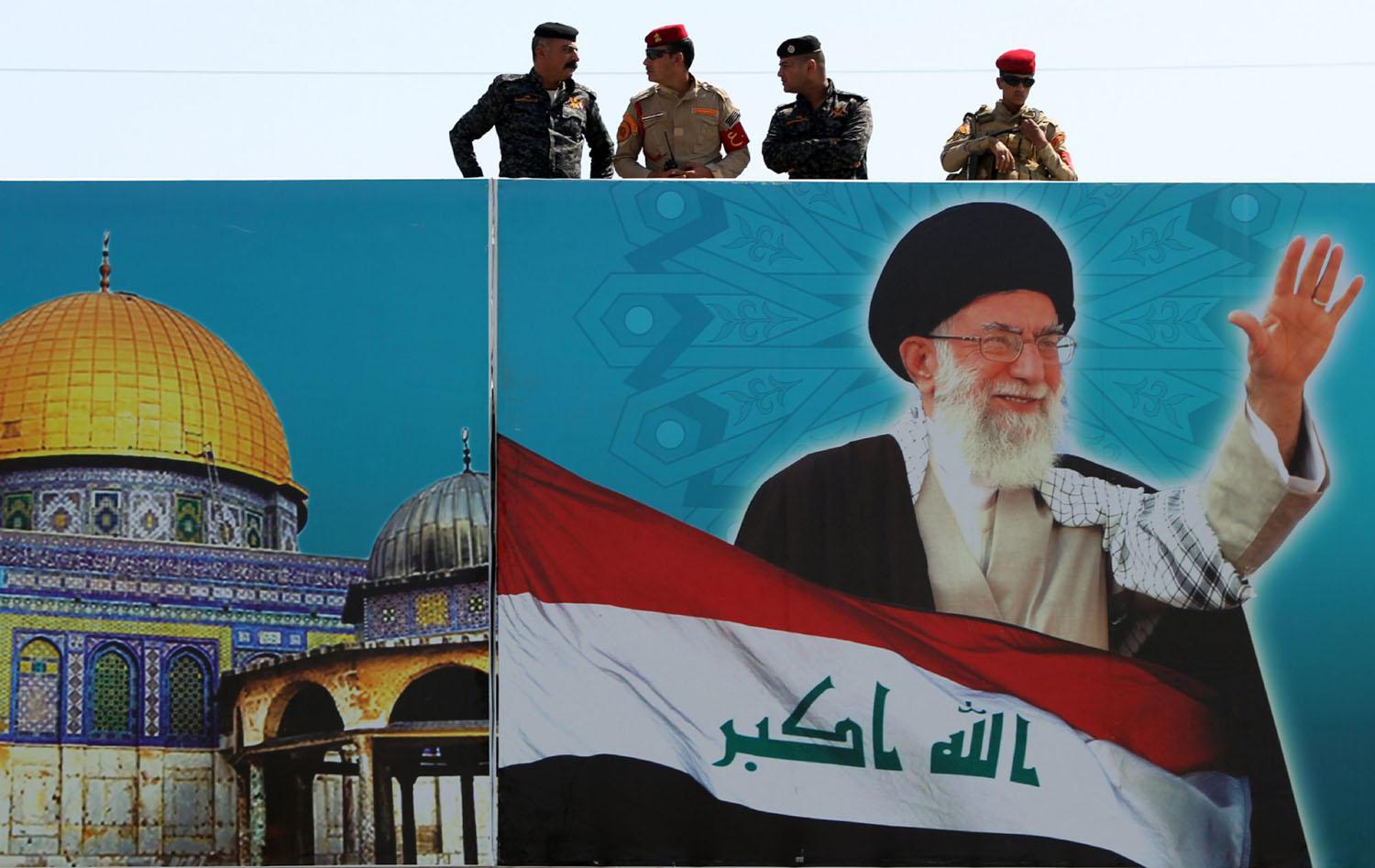 ميليشيات عراقية تابعة لإيران ترفع صورة المرشد الإيراني على خامنئي