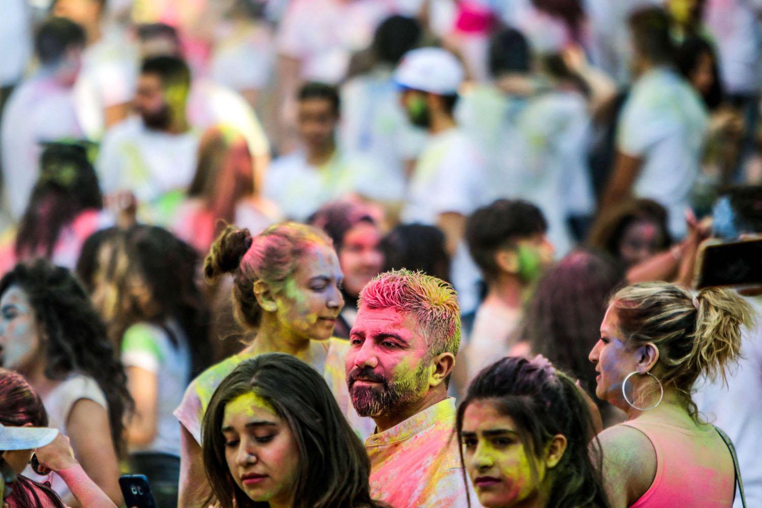 لبنانيون يحتفلون بمهرجان الألوان في مدينة طرابلس