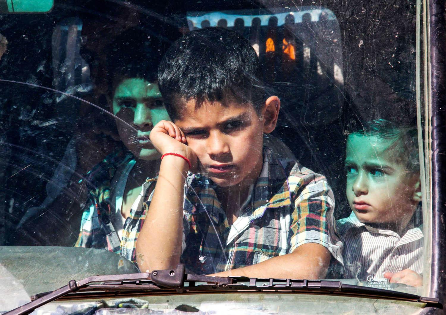 أطفال سوريون في حافلات تنطلق من لبنان للعودة إلى سوريا