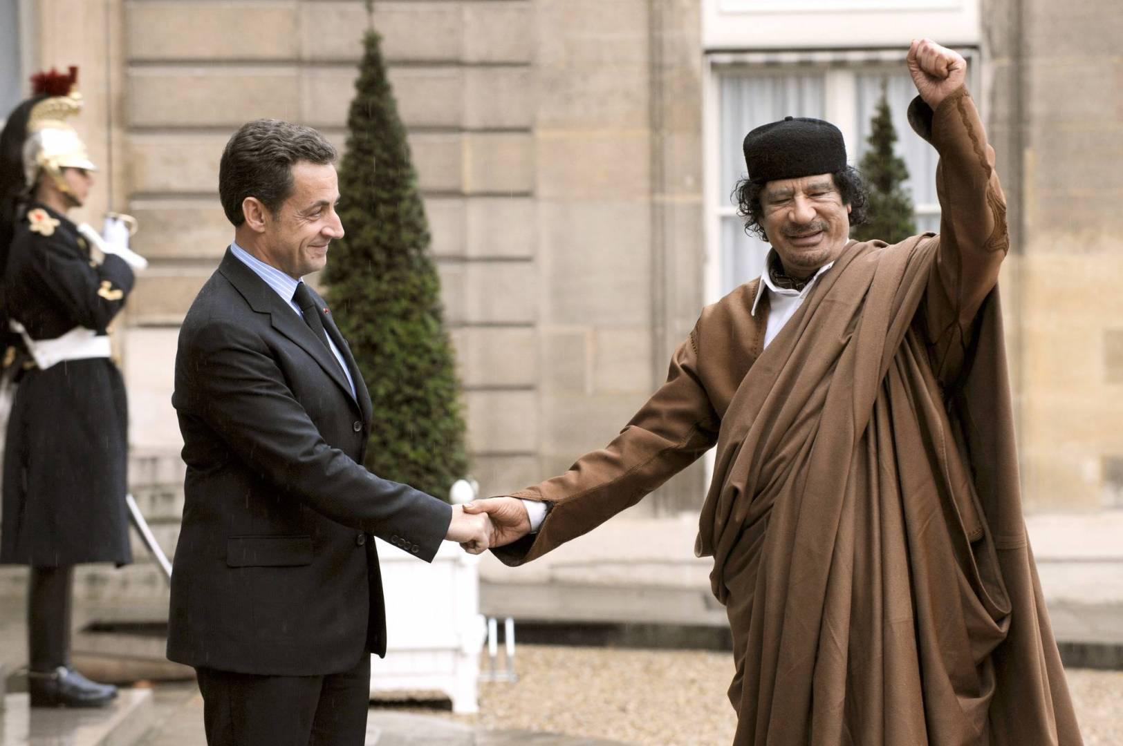  نيكولا ساركوزي مع الزعيم الليبي  معمر القذافي