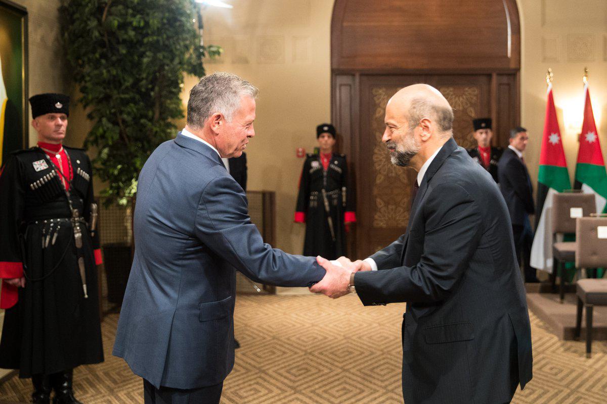 العاهل الأردني الملك عبدالله الثاني في لقاء سابق مع عمر الرزاز بعد تكليفه بتشكيل الحكومة