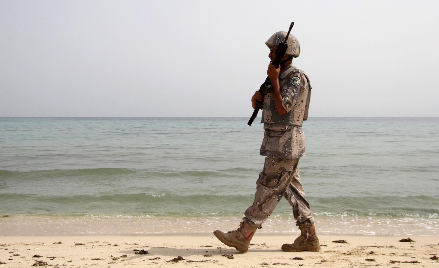 جندي سعودي في دورية على ساحل البحر الأحمر