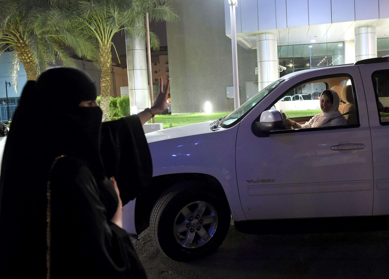 سعوديات يتبادلن التحية وشارات النصر بعد السماح للمرأة بقيادة السيارة في السعودية