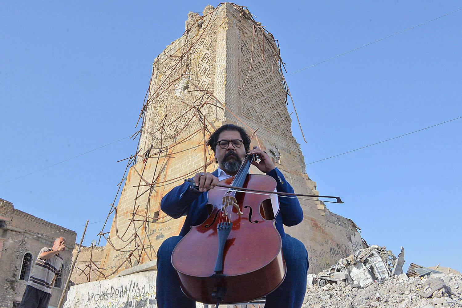 الفنان كريم وصفي يعزف على اطلال جامع النوري الكبير في الموصل