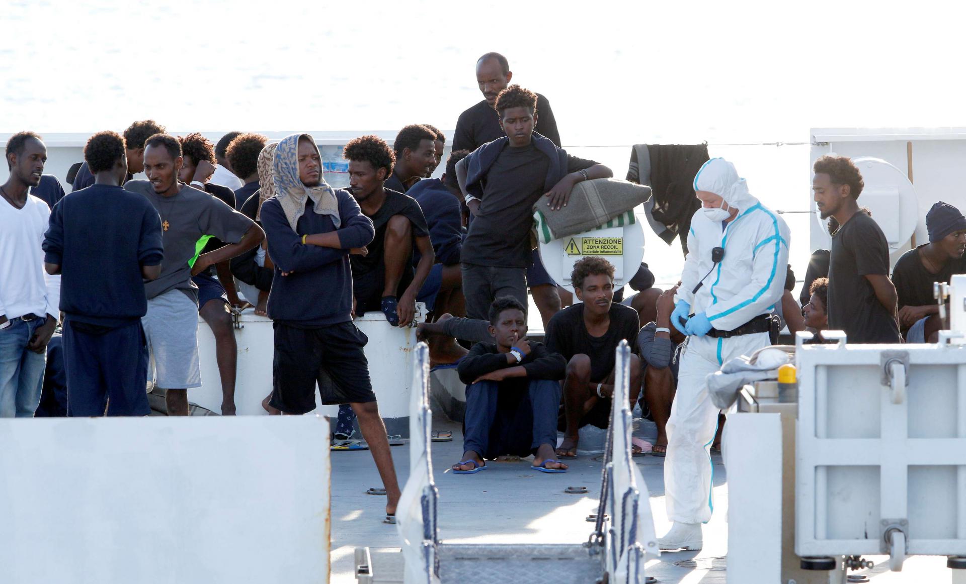 سفينة المهاجرين العالقة على سواحل إيطاليا