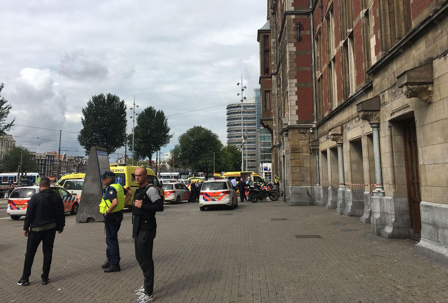 انتشار للشرطة الهولندية في محيط محطة القطارات المركزية بوسط امستردام