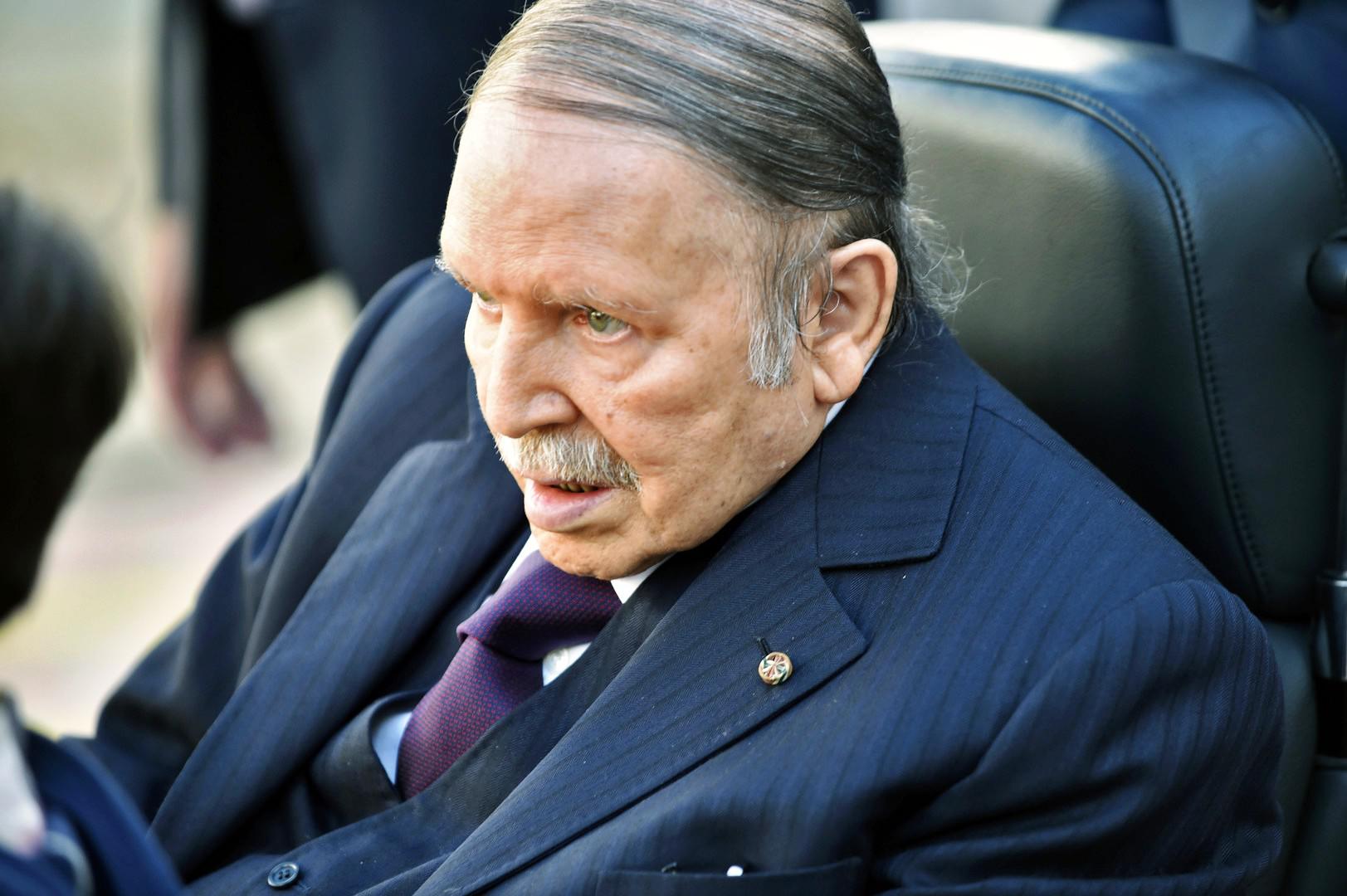 الرئيس الجزائري عبدالعزيز بوتفليقة على كرسيه المتحرك