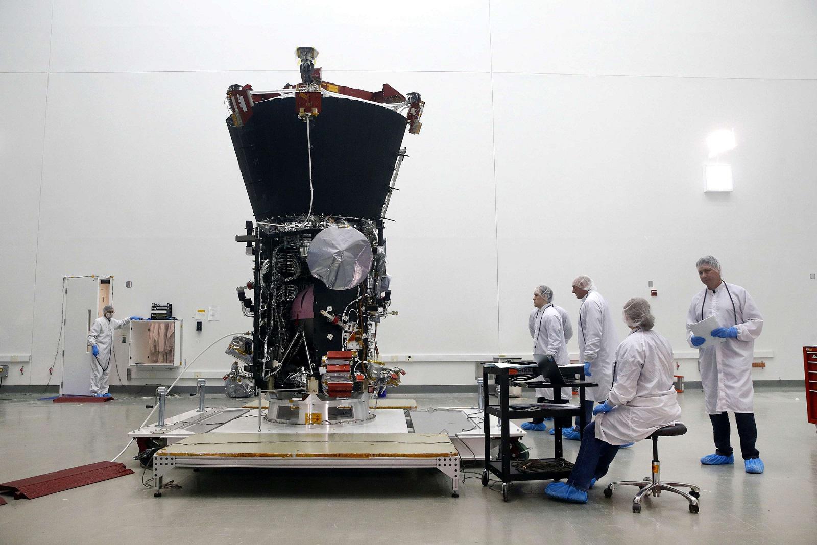 فريق من علماء ناسا يطوق 'باركر سولار بروب' اثناء مرحة التصنيع