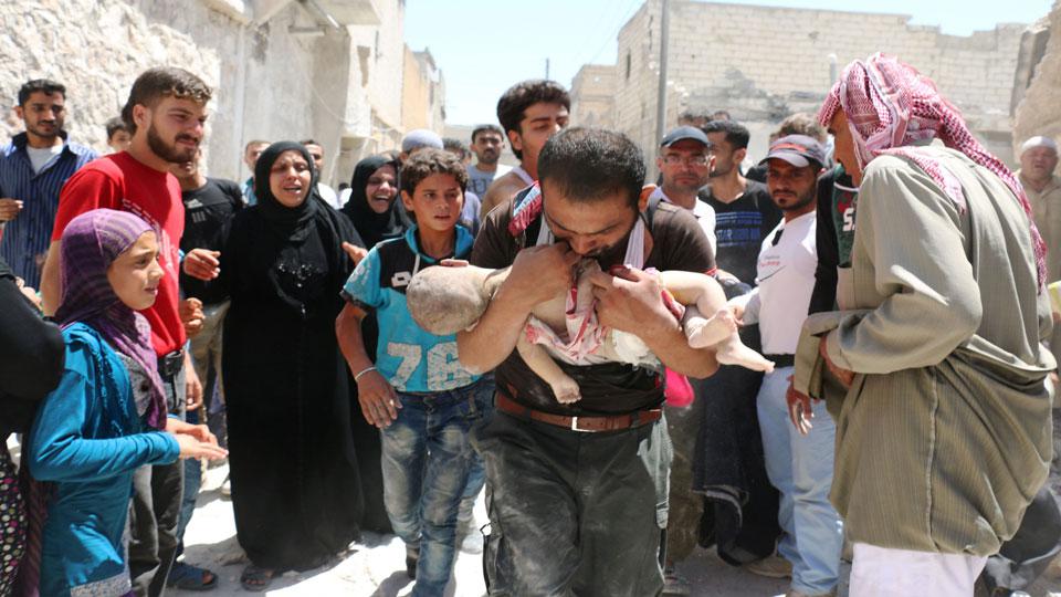 العشرات قتلوا في غارات على ادلب معظمهم من الأطفال