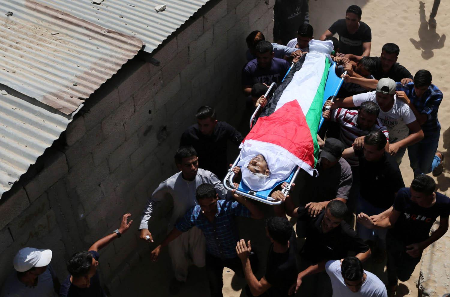 فلسطينيون يشيعون الشاب سعدي معمر الذي قتلته القوات الاسرائيلية وهو يتظاهر على الحدود مع غزة