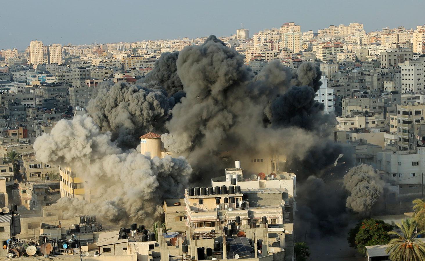 سحابة دخان تتصاعد من وسط غزة بعد غارة اسرائيلية