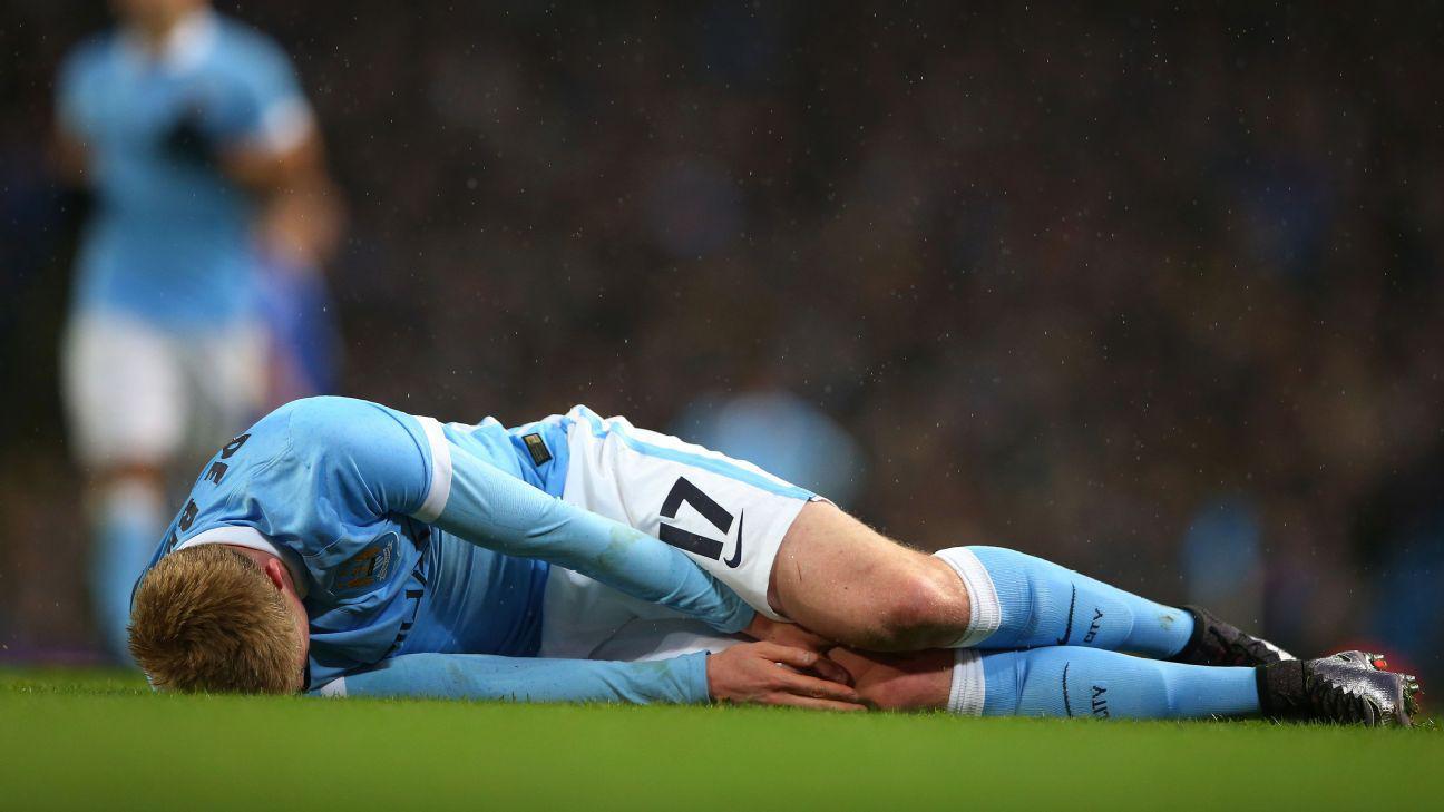 دي بروين  يمسك ركبته بعد اصابته خلال مباراة ضد إيفرتون ضمن كأس رابطة الأندية الإنكليزية في 2016