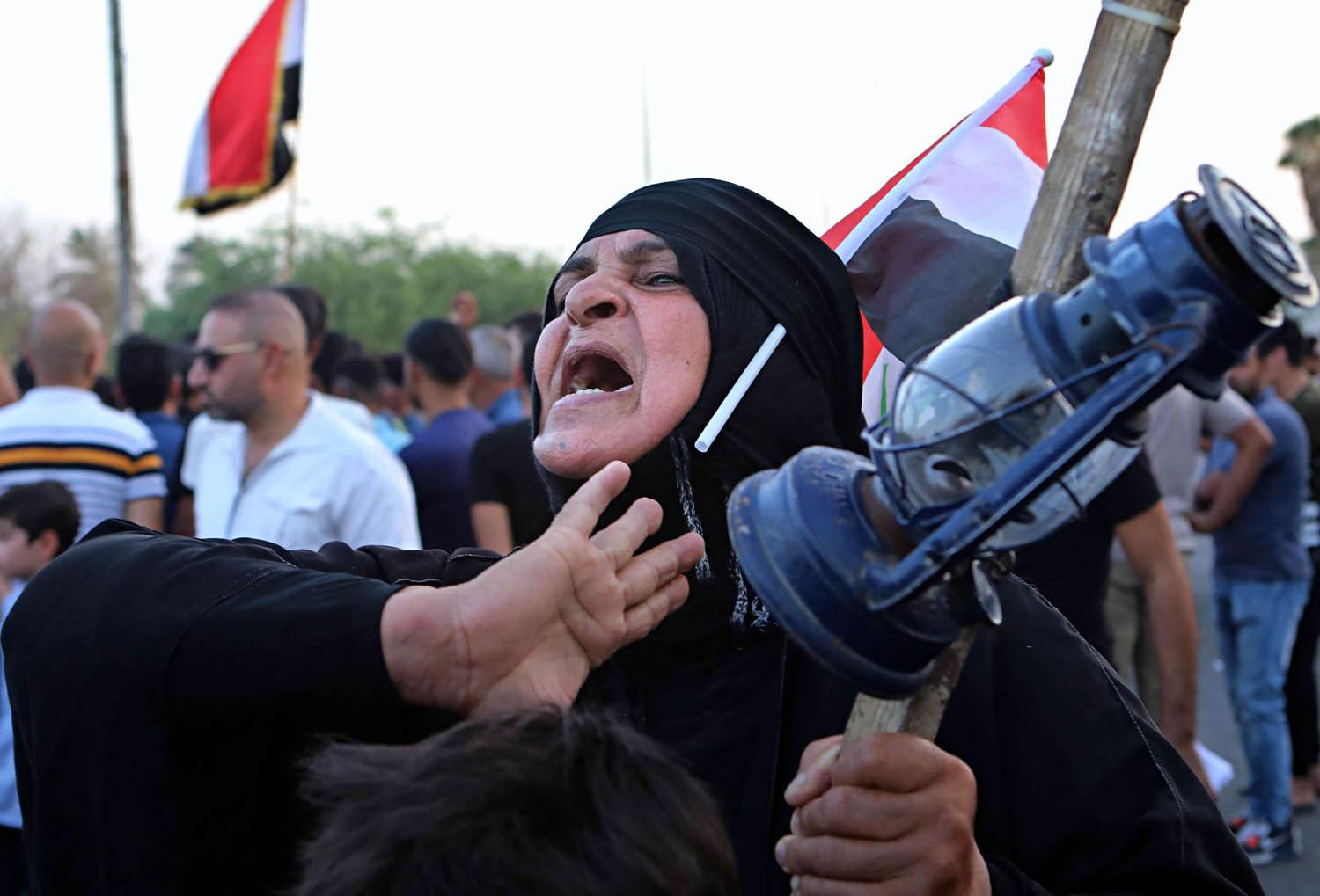 عراقية تتظاهر أمام مجلس المحافظة في البصرة