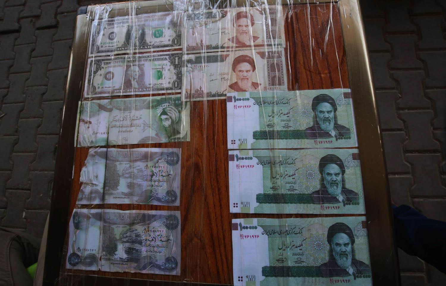 صراف عراقي في بغداد يعرض العملات العراقية والإيرانية والأميركية