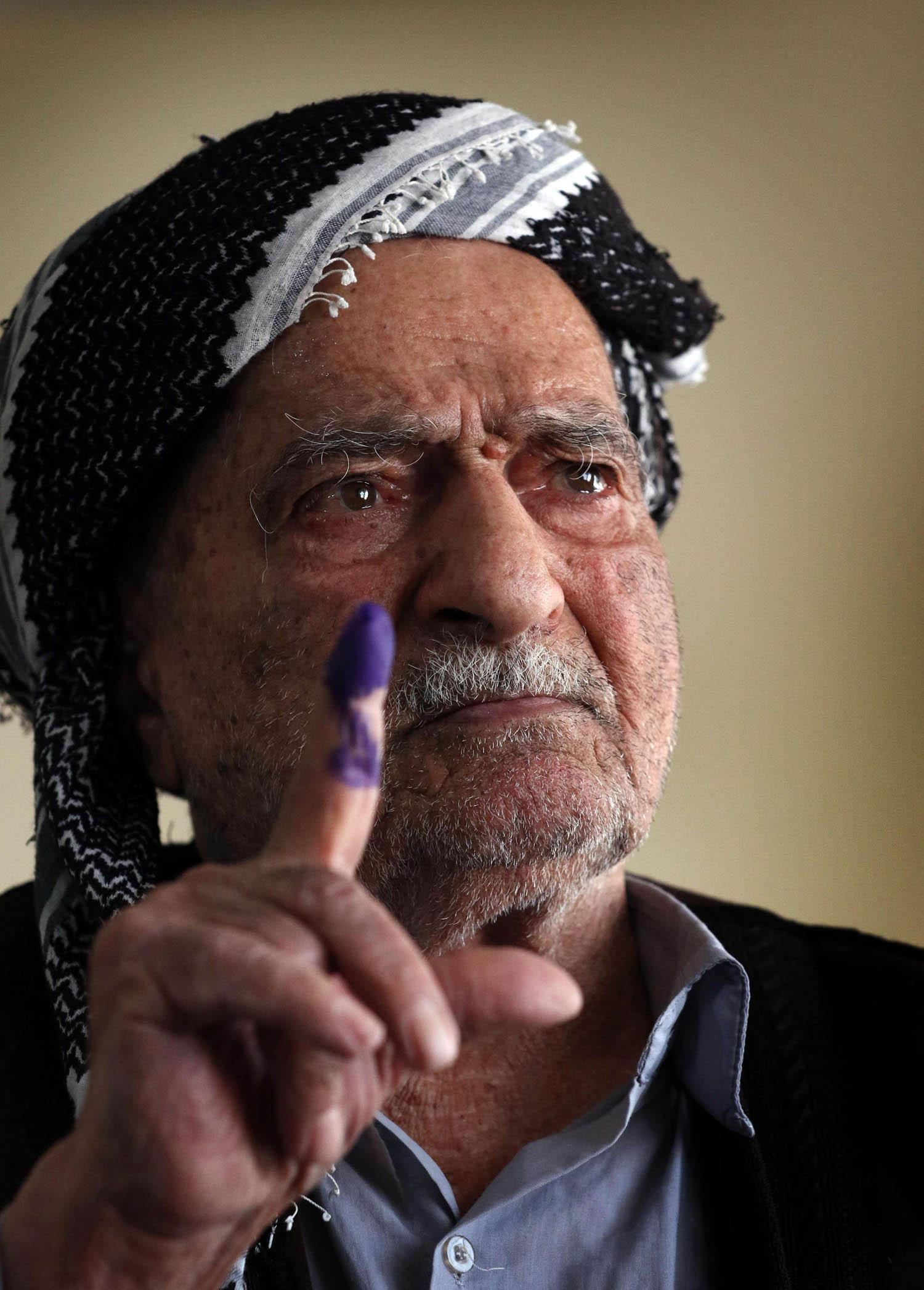 كردي عراقي يعرض اصبعه بعد التصويت في الانتخابات البرلمانية الأخيرة