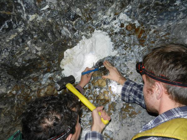 رجل يستخرج المغنسيت في شكله الطبيعي