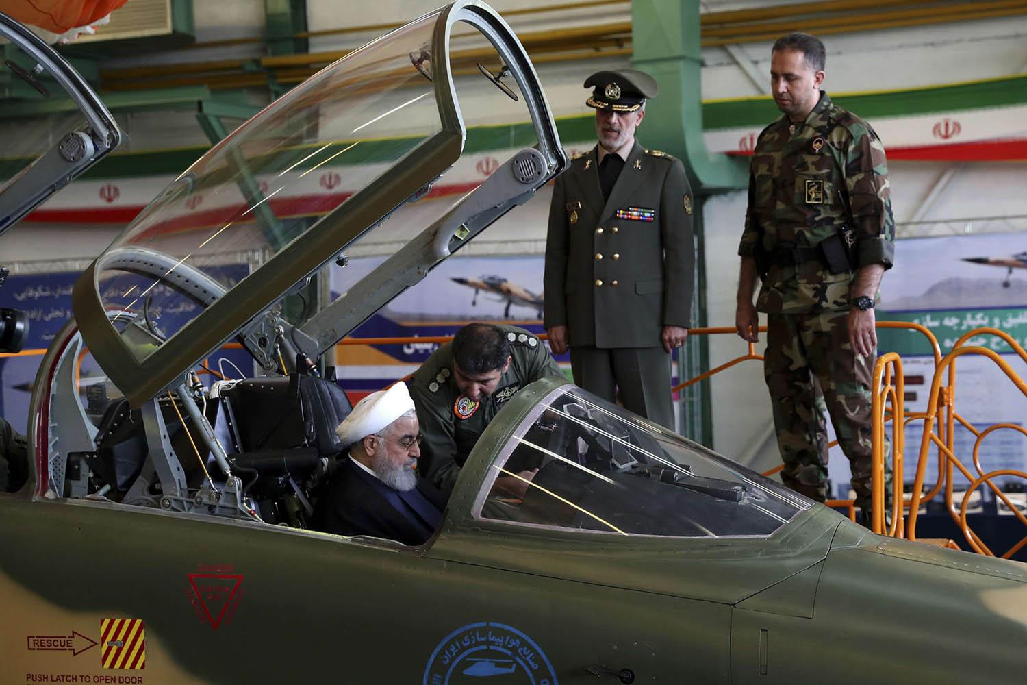 الرئيس الايراني روحاني في مقعد القيادة للطائرة الجديدة/القديمة