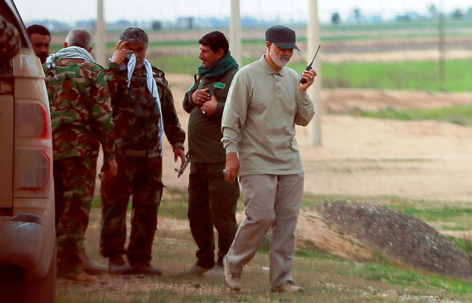 الجنرال قاسم سليماني رئيس فيلق القدس الإيراني مع قادة ميليشيات شيعية