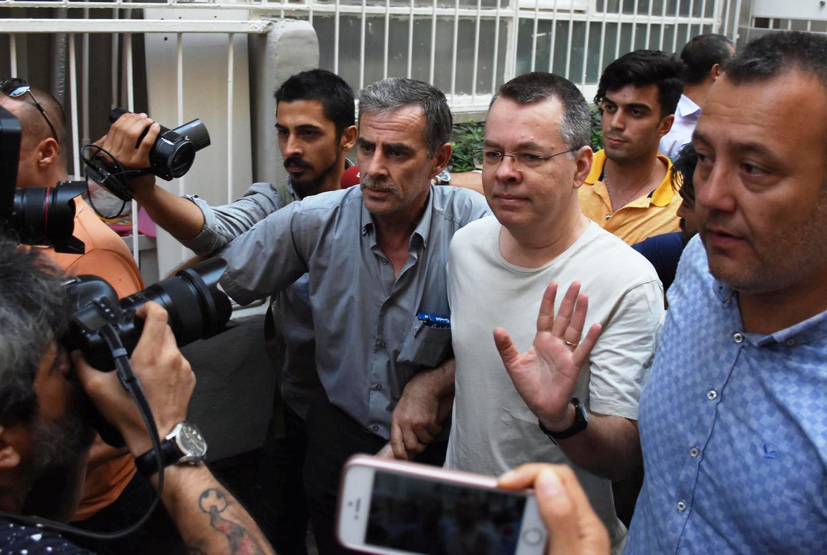 الشرطة التركية تقتاد القس الأميركي آندرو برانسون إلى مقر اقامته الجبرية