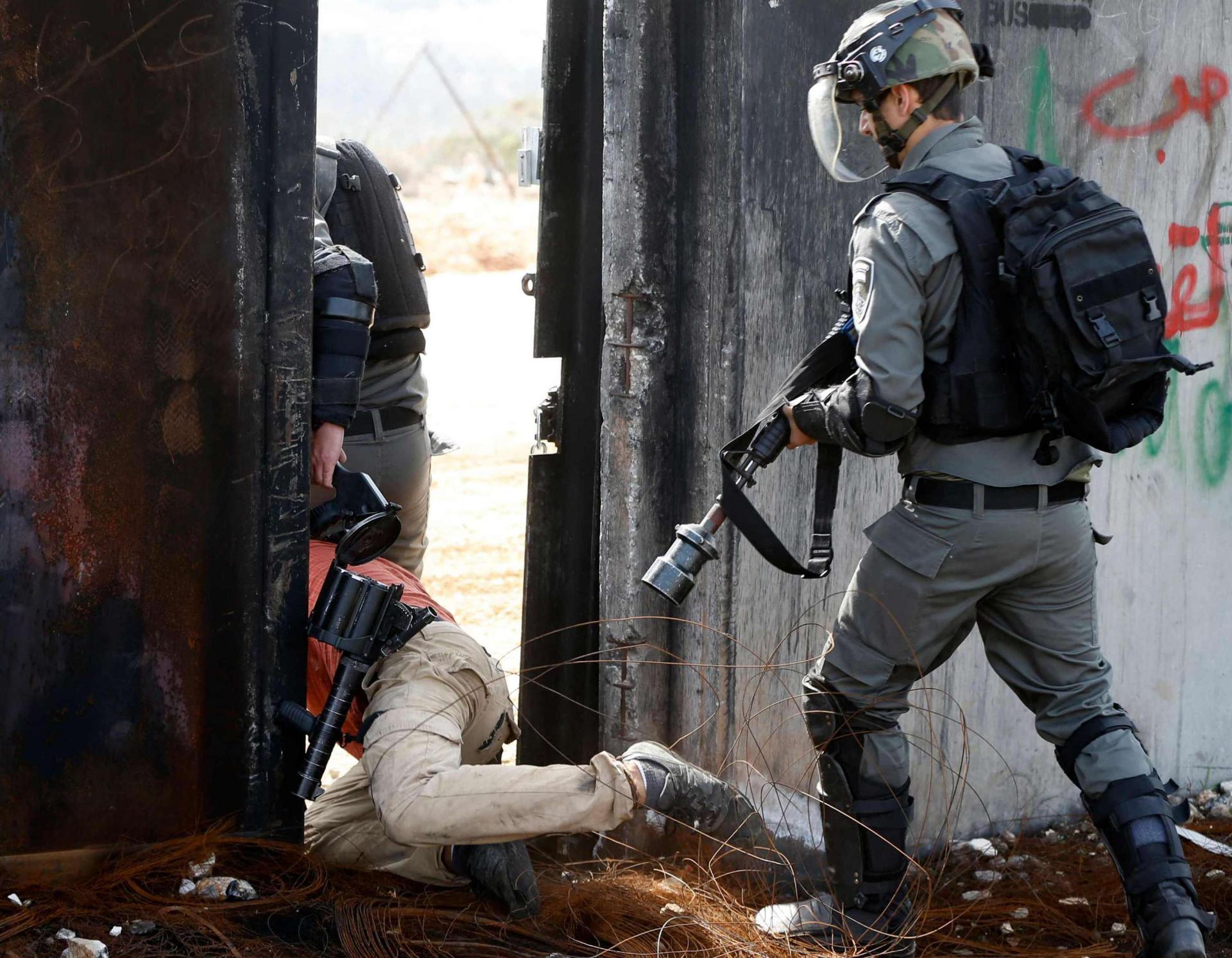 الجيش الاسرائيلي يعتقل فلسطينيا