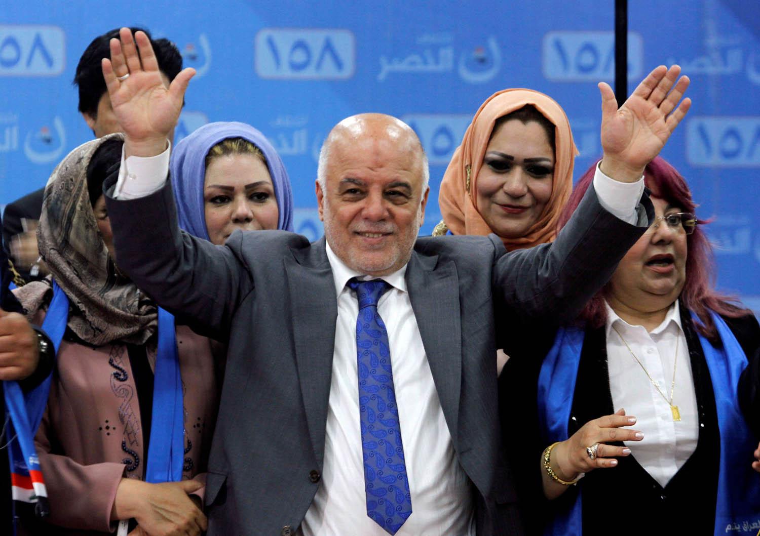 العبادي يحيي مناصريه خلال الانتخابات العراقية