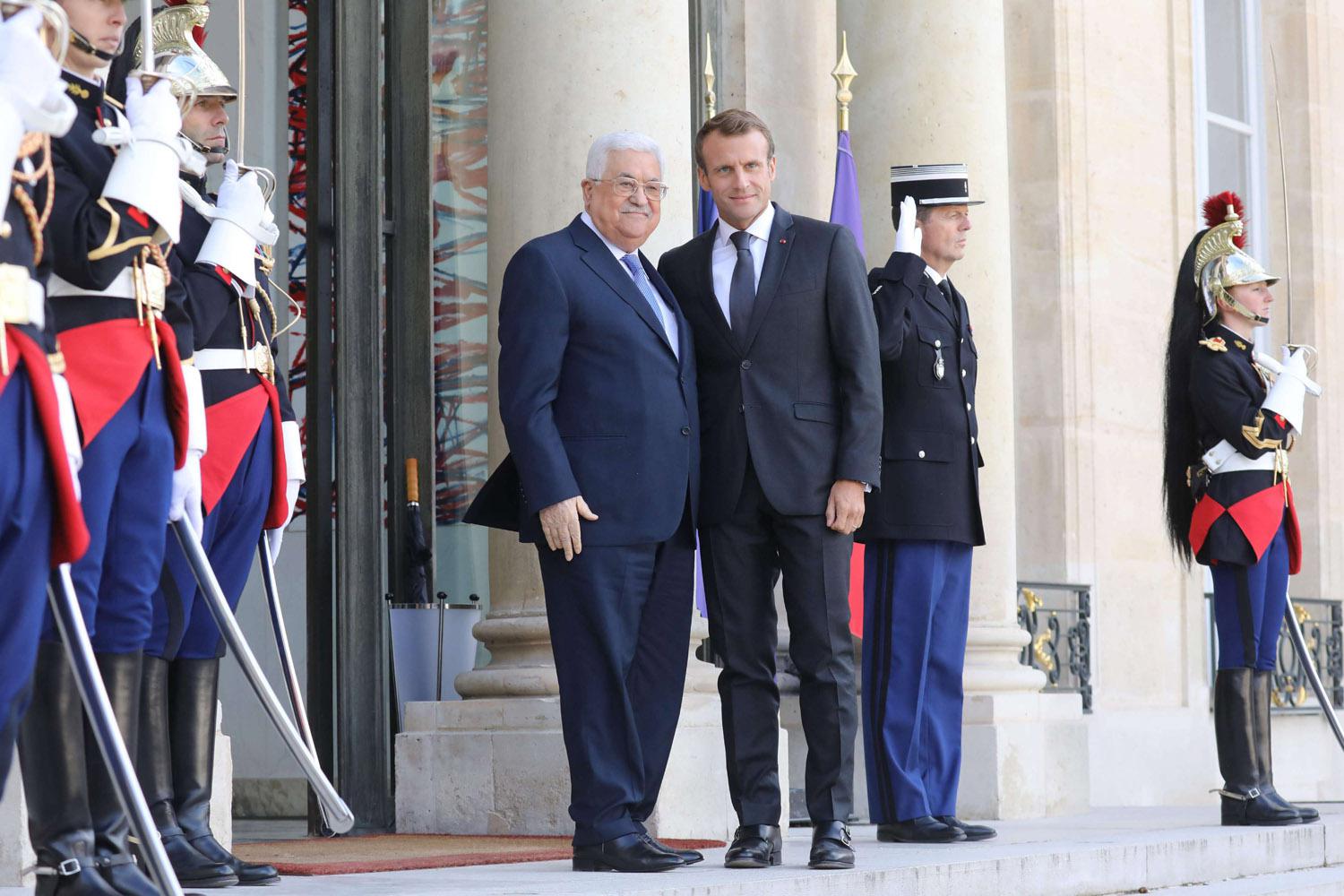 الرئيس الفرنسي ماكرون يستقبل الرئيس الفلسطيني عباس