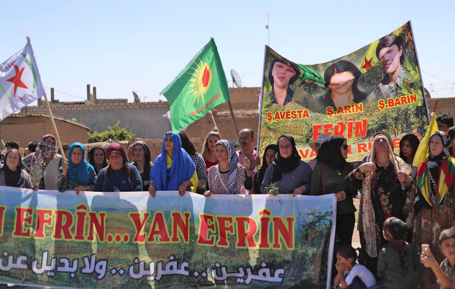 كرديات يتظاهرن احتجاجا على احلال اتراك في عفرين بدلا من الأكراد