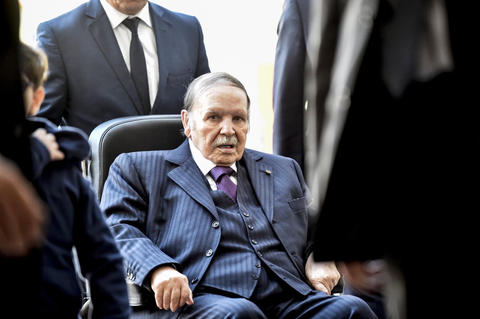 الرئيس الجزائري عبدالعزيز بوتفليقة يتنقل على كرسي متحرك منذ اصابته بجلطة دماغية في 2013
