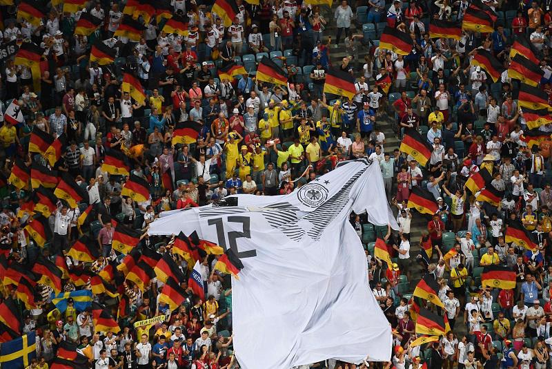 مشجعون في مونديال روسيا يبسطون قميصا عملاقا للمنتخب الألماني ممهورا بعلامة أديداس 