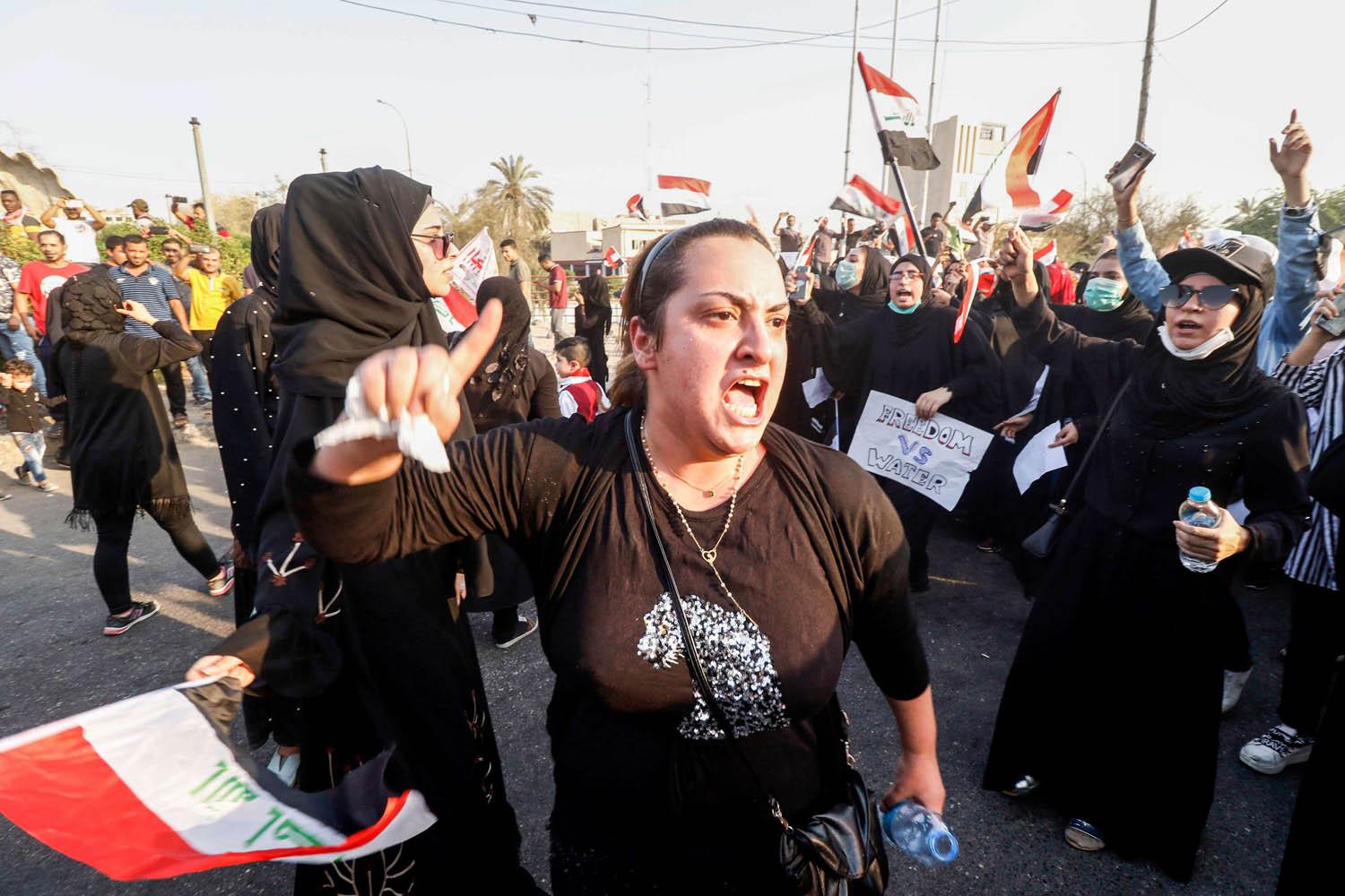 عراقيات يتظاهرن في البصرة ضد الفساد وسوء الادارة والاحزاب الدينية