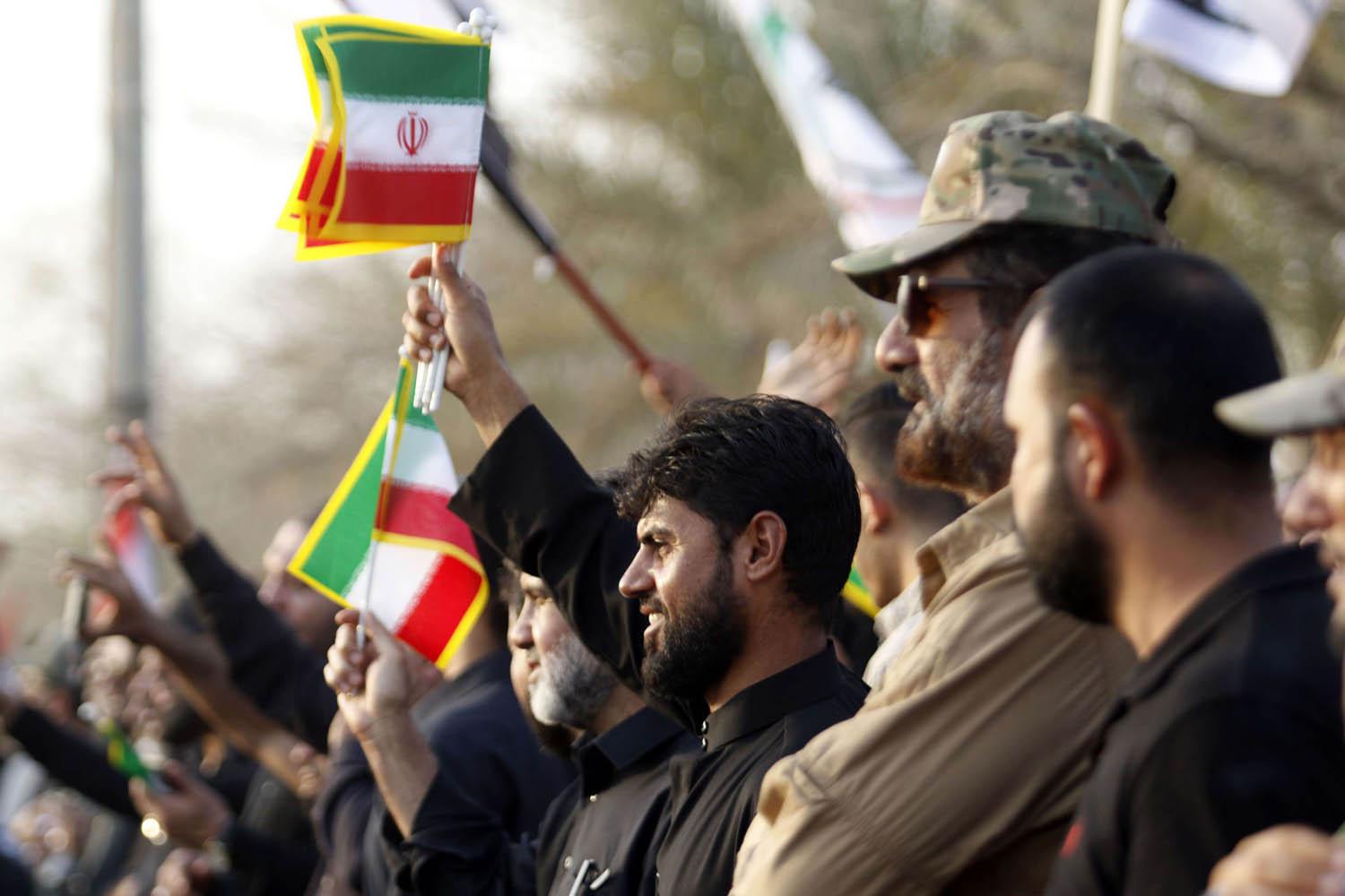 عراقيون يلوحون بأعلام إيرانية للرد على من أحرقوا القنصلية الإيرانية في البصرة