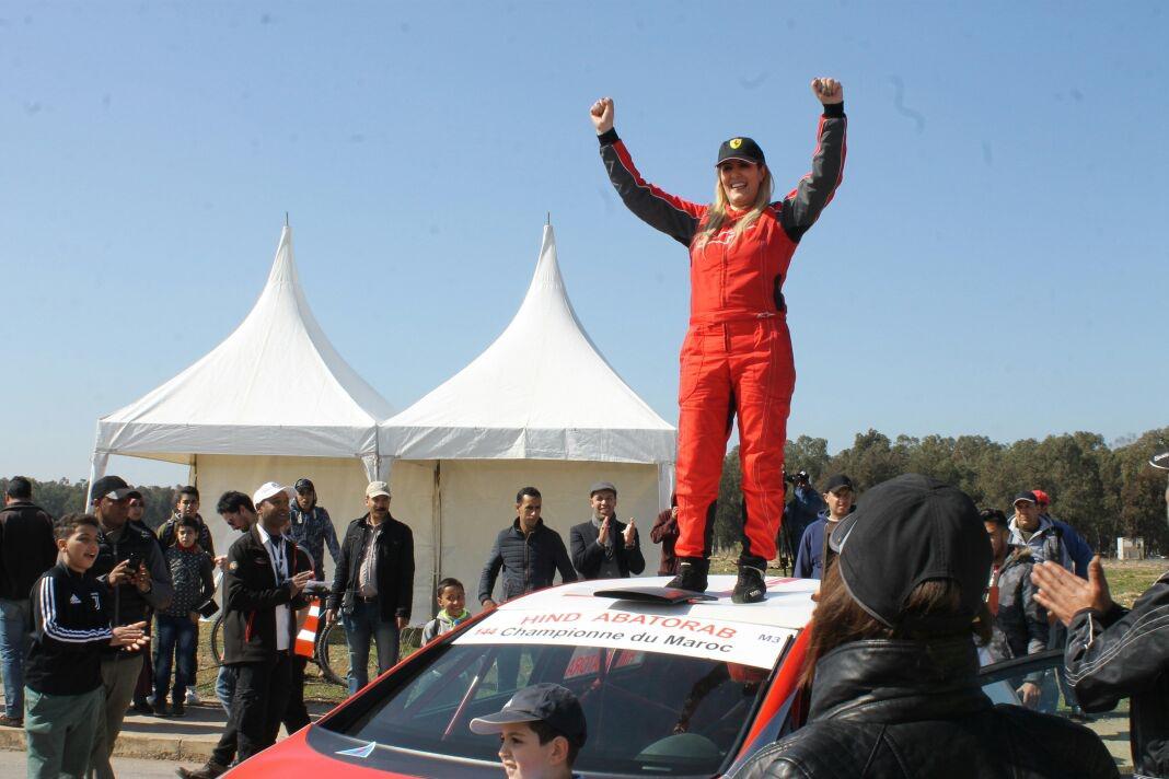 هند أبا تراب تحتفل بتفوقها في البطولة المحلية للسيارات