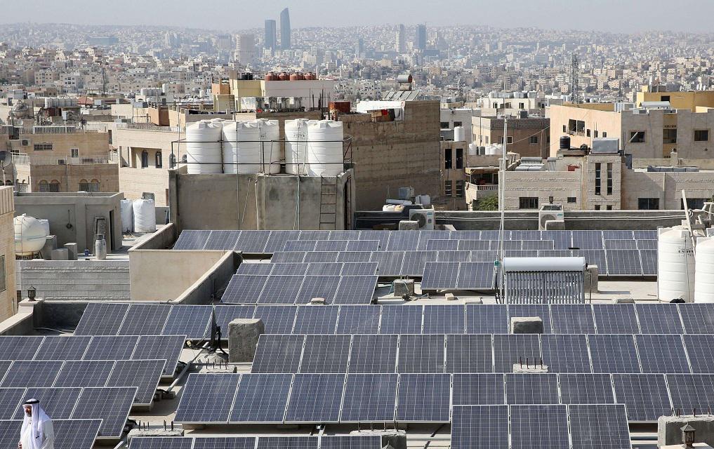 أسطح بالعاصمة عمان مغطات بألواح شمسية