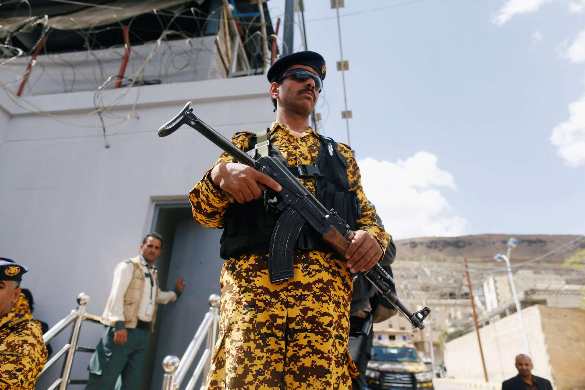 قوات الحوثيين تخطف وتخفي أو تطالب بفدى