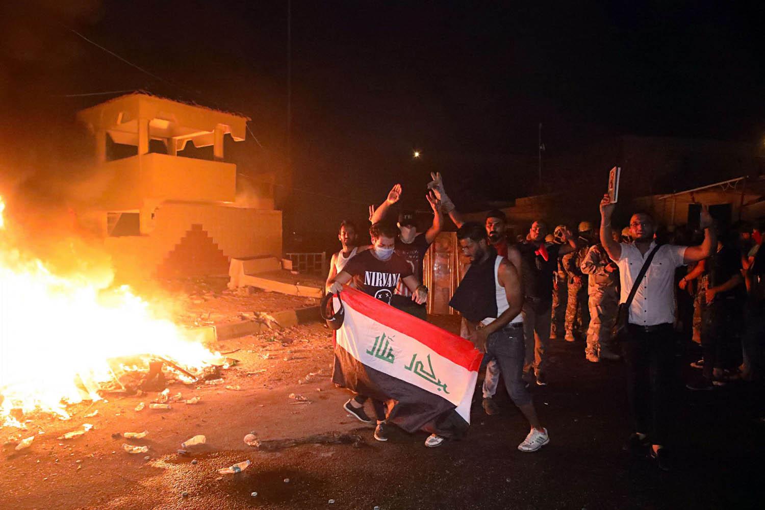 عراقيون يتظاهرون في البصرة