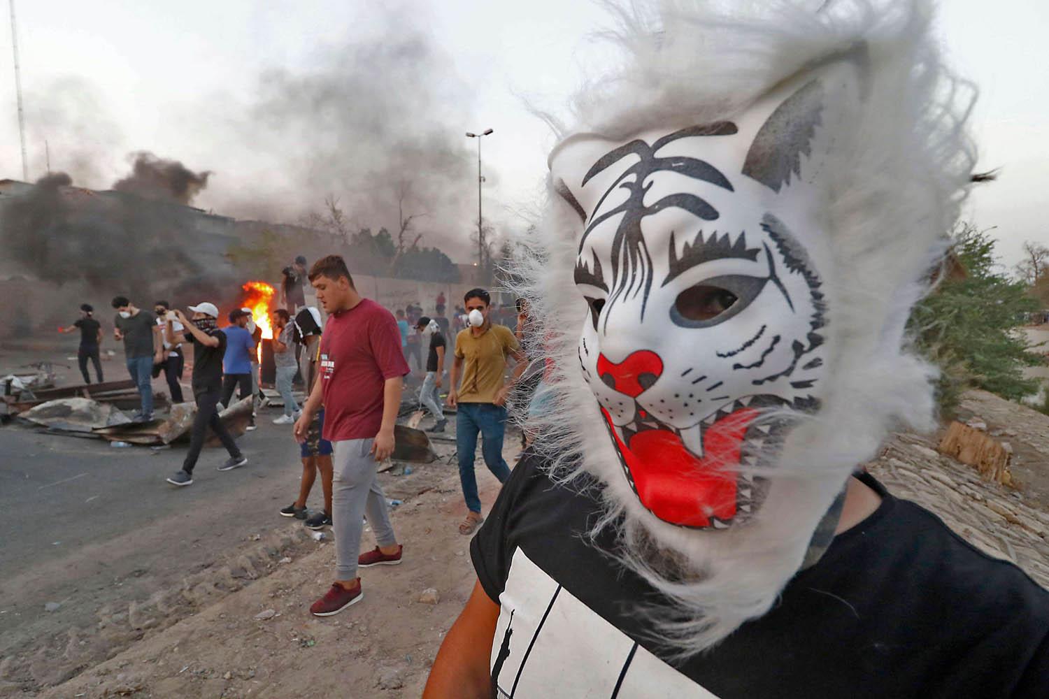 متظاهر يرتدي قناعا في البصرة