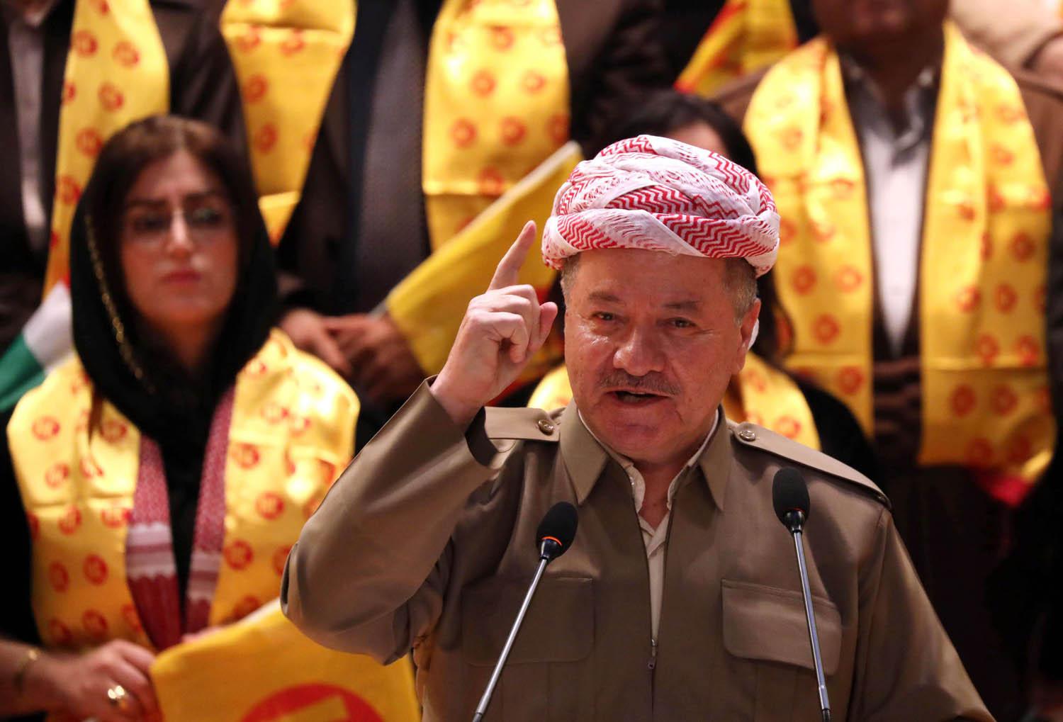 بارزاني يتحدث مع اعضاء في حزبه الديمقراطي الكردستاني