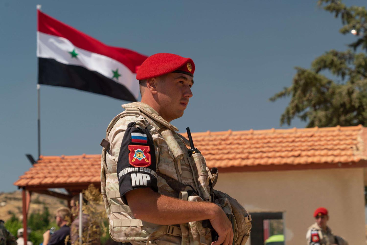 جندي روسي عند معبر حدودي بين سوريا ولبنان