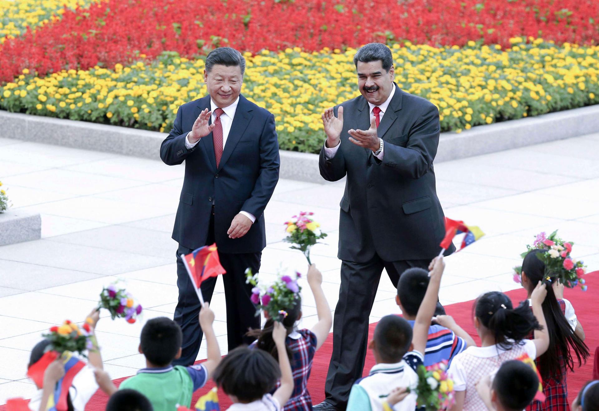 الرئيس الفنزويلي نيكولاس مادورو مع نظيره الصيني شي جينبينغ