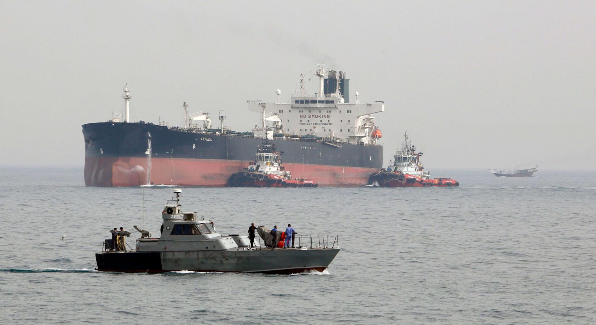 ملايين البراميل من النفط والمكثفات عالقة في مياه الخليج