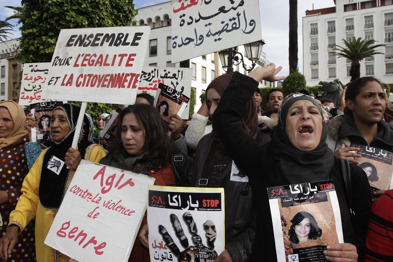 متظاهرات مغربيات يرفعن لافتات تطالب بوقف العنف ضد النساء
