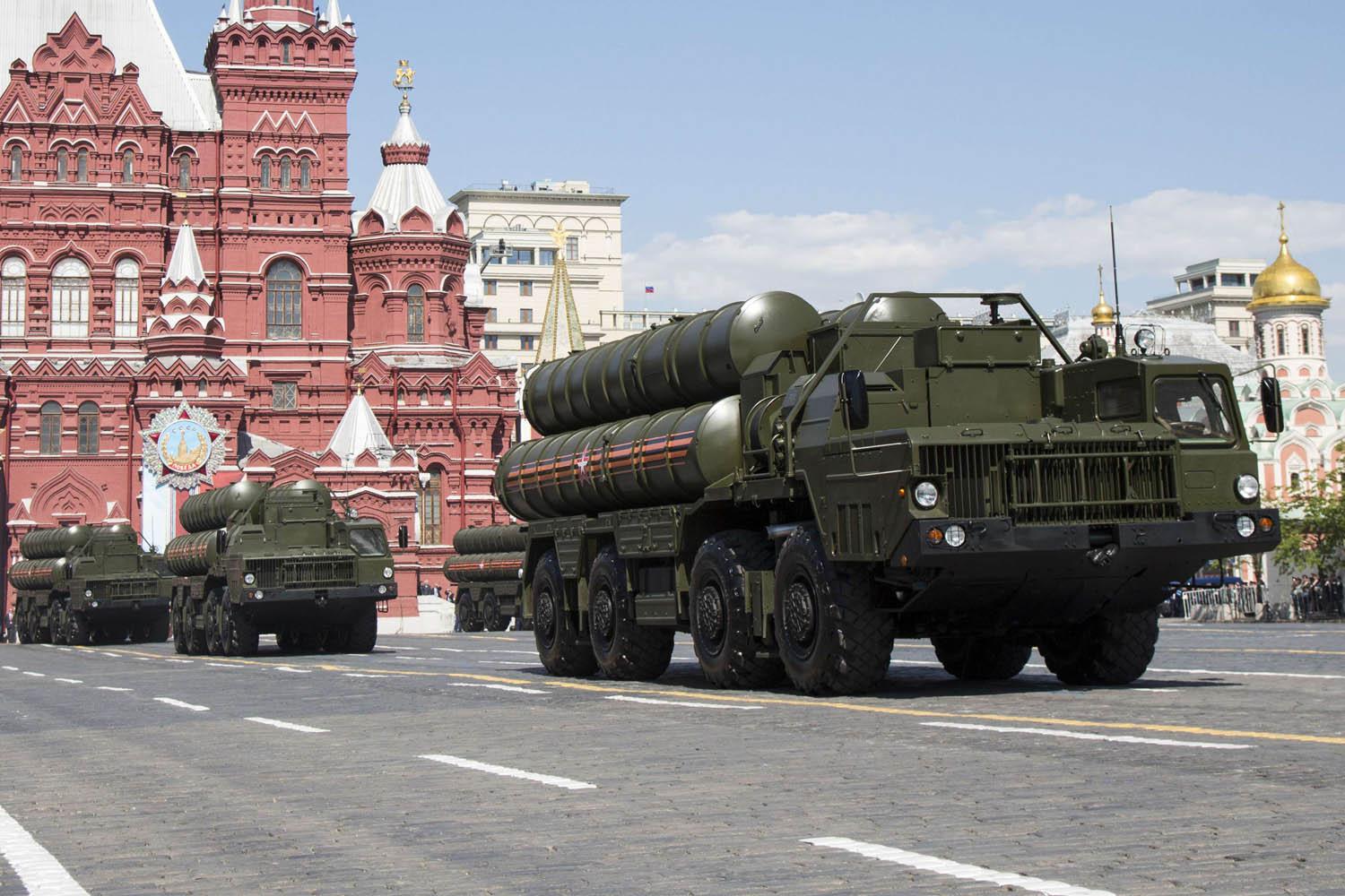 صواريخ أس-300 في استعراض في موسكو