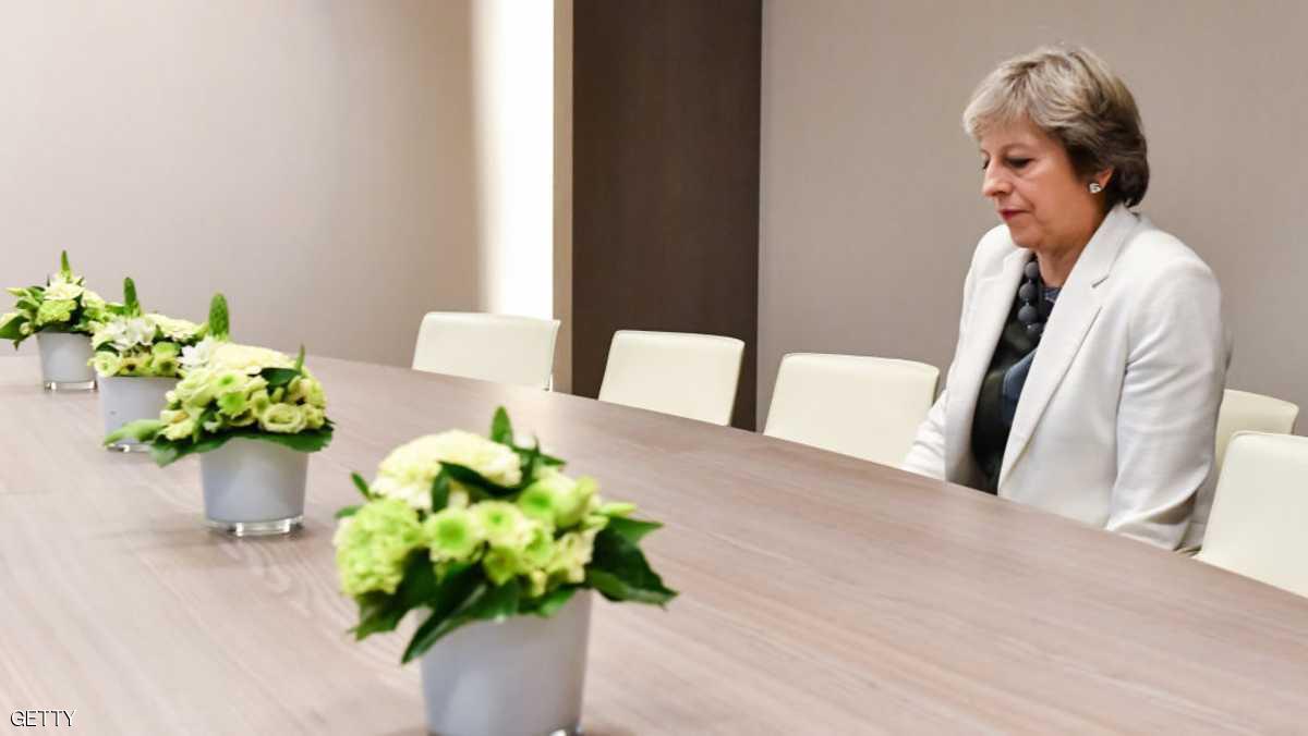 رئيسة الوزراء البريطانية تيريزا ماي وحيدة في مواجهة ضغوط أوروبية ومحلية
