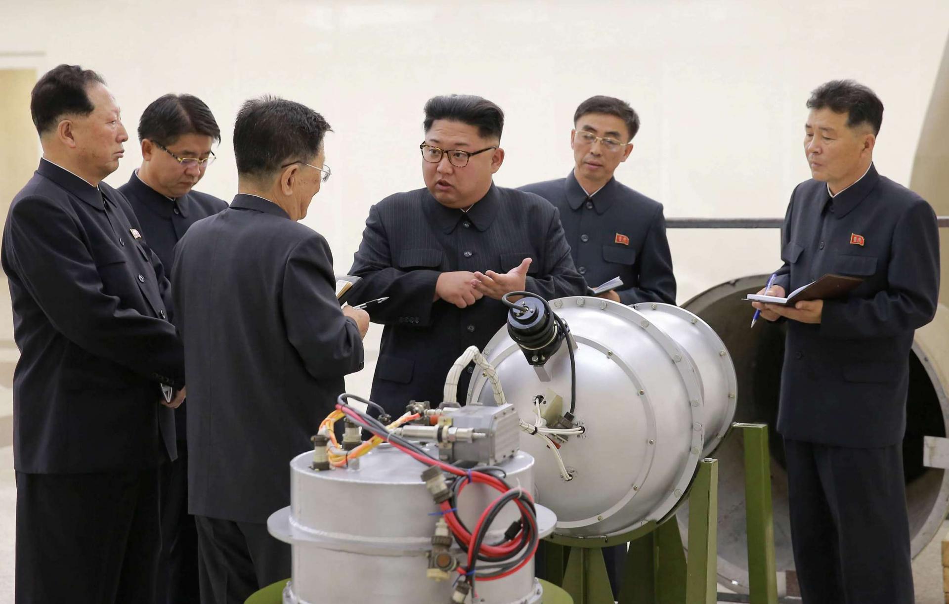 الرئيس الكوري الشمالي يتفقد قنبلة نووية