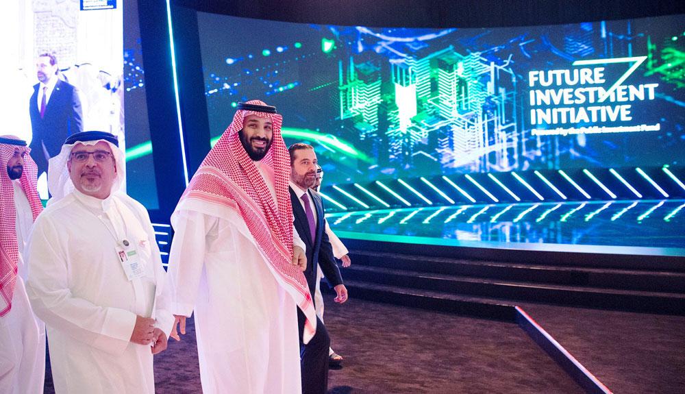 ولي العهد السعودي الأمير محمد بن سلمان يرافقه رئيس الوزراء اللبناني سعد الحريري في اليوم الثاني للمؤتمر