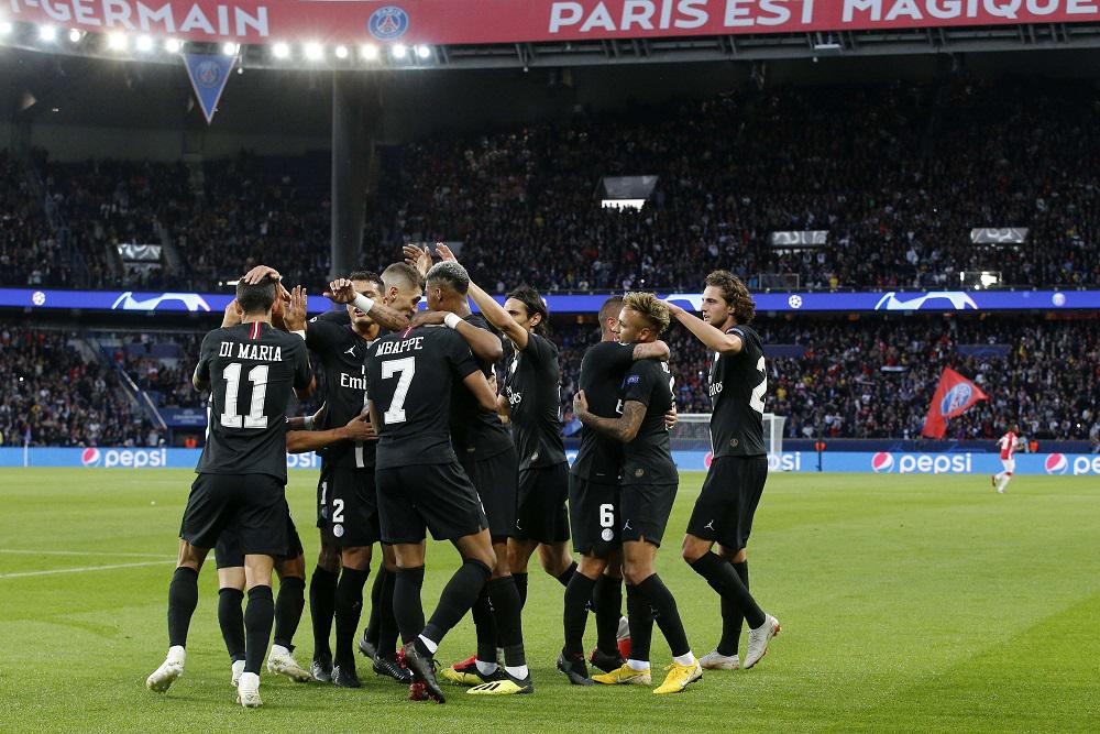 لاعبو باريس سان جرمان يحتفلون بالسداسية في شباك رد ستار
