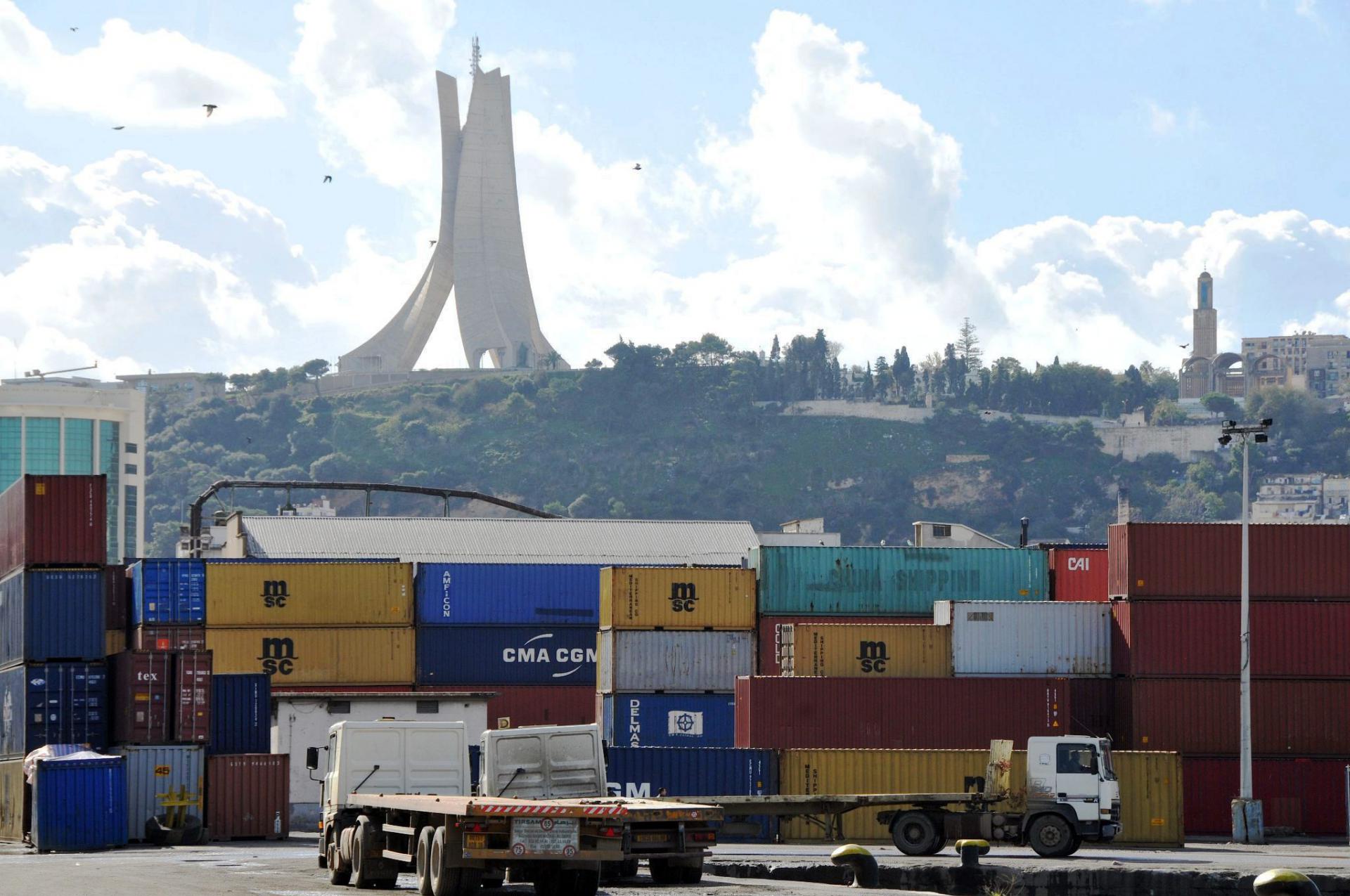 الواردات تستنزف احتياطي الجزائر من النقد الأجنبي